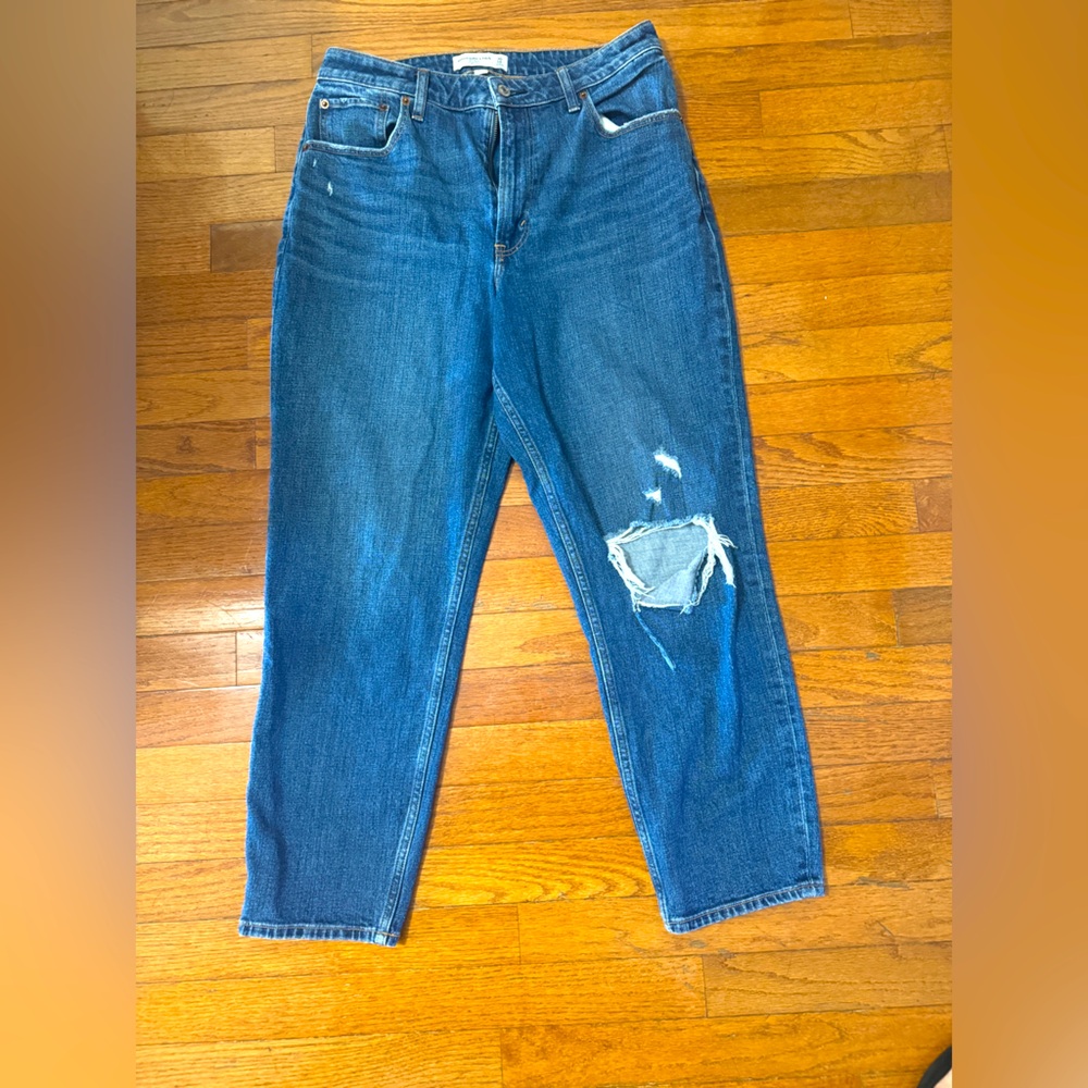 BARELY WORN Abercrombie Curve Love MOM HIGH RISE